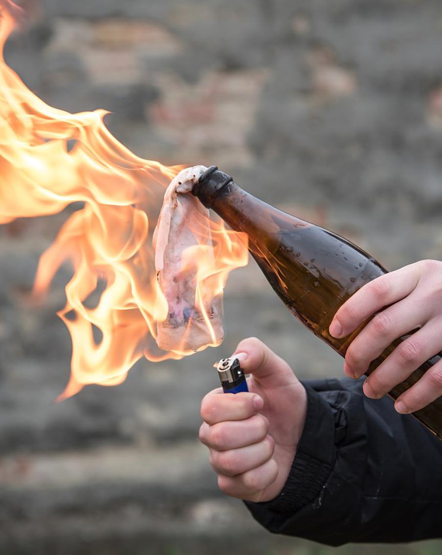 В Кишиневе провокатор бросил бутылки с зажигательной смесью во двор посольства РФ