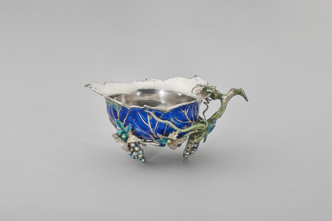 Чарка. Из собрания П. Ф.Карабанова. Китай, эпоха Цин (1644–1912), XVIII – начало XIX в.(?). Серебро; чеканка, филигрань, эмаль, золочение, монтировка. Музеи Московского Кремля.