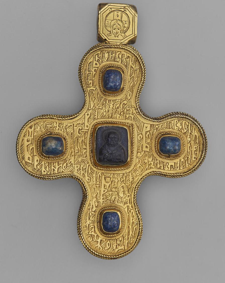Крест наперсный. Россия, вторая четверть XIX в. Стилизация под первую четверть XVII века. Серебро, ляпис-лазурь; скань, резьба, золочение. Из собрания П. Ф. Карабанова. Музеи Московского Кремля.
