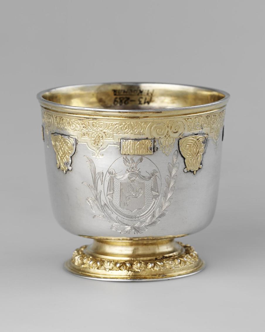Стакан с изображением герба рода Карабановых. Нюрнберг. 1534–1585 гг.Ямнитцер В. Серебро; чеканка, литьё, травление, золочение. Из собрания П. Ф. Карабанова. Музеи Московского Кремля.