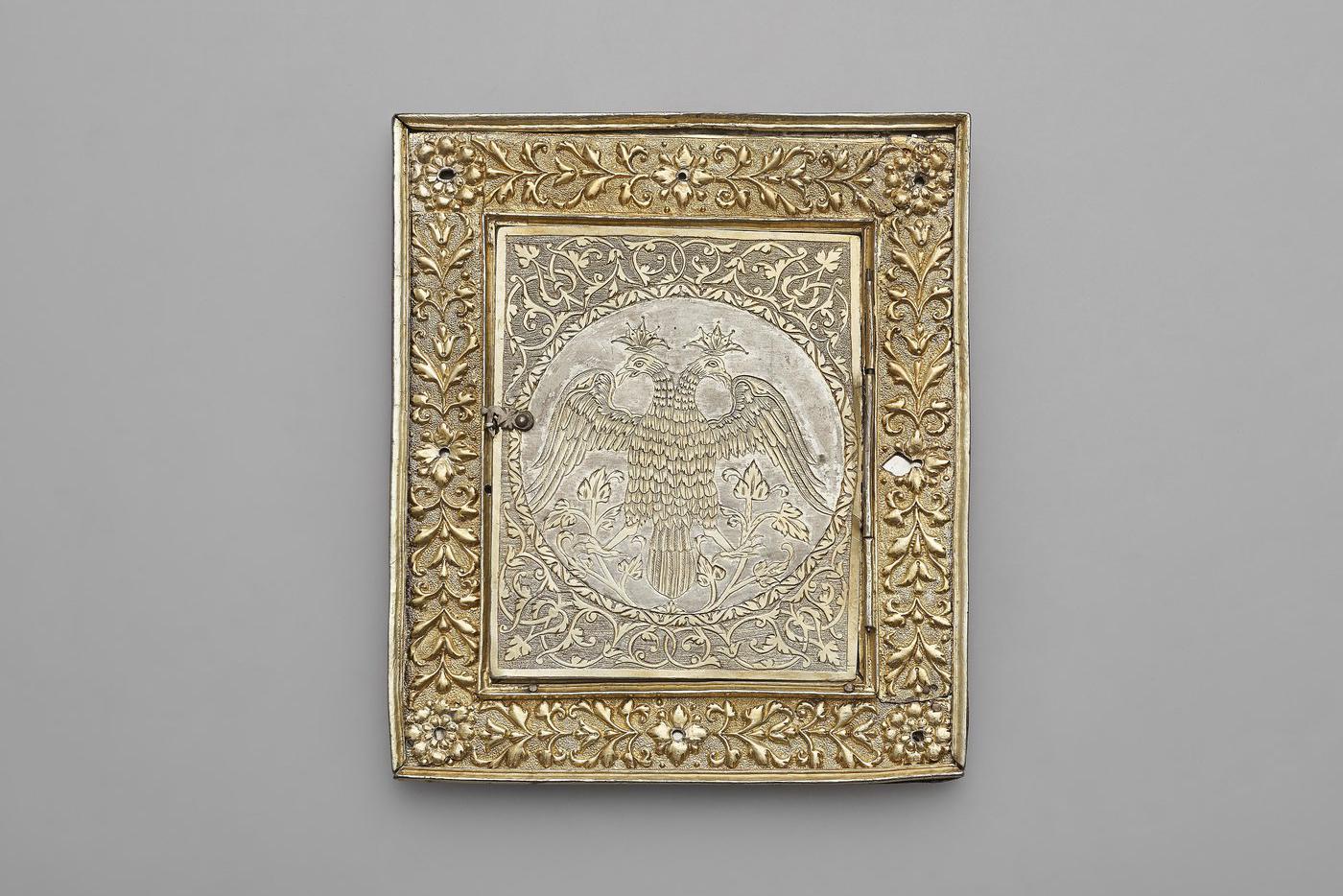 Рамка зеркальная. Россия, Москва, первая половина XVII в. Серебро; чеканка, резьба, золочение, канфарение. Из собрания П. Ф. Карабанова. Музеи Московского Кремля.
