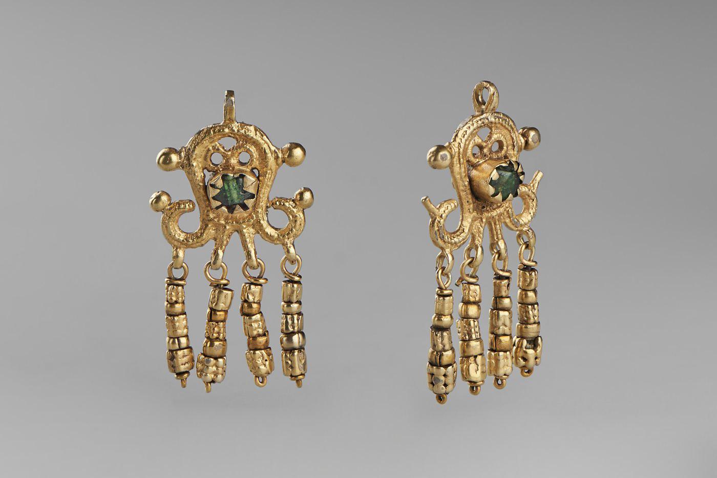Серьги, пара. Из собрания П. Ф. Карабанова. Россия, XVII в.(?). Серебро, стекло; литьё, золочение. Музеи Московского Кремля.