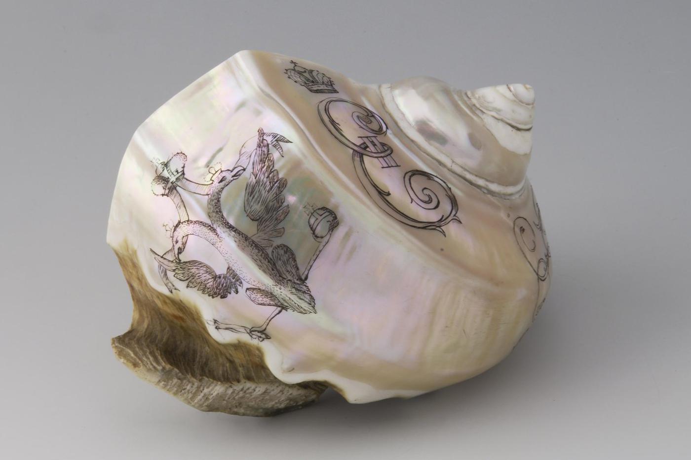 Раковина. Россия, вторая половина XVIII в. Перламутр; резьба, тонировка. Из собрания П. Ф. Карабанова. Музеи Московского Кремля.