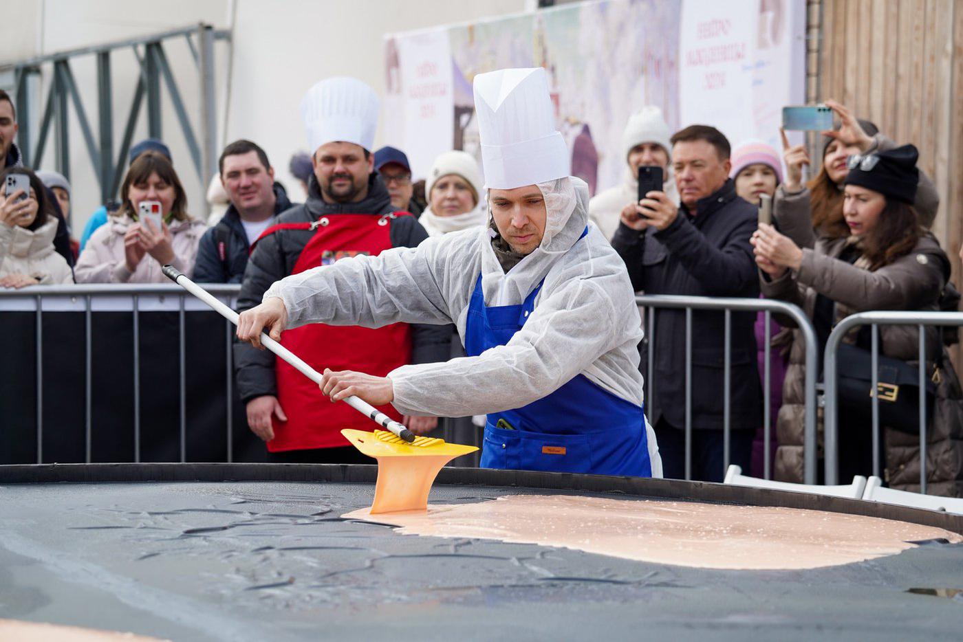 Масленица на ВДНХ На ВДНХ пекли блины на огромной сковороде.