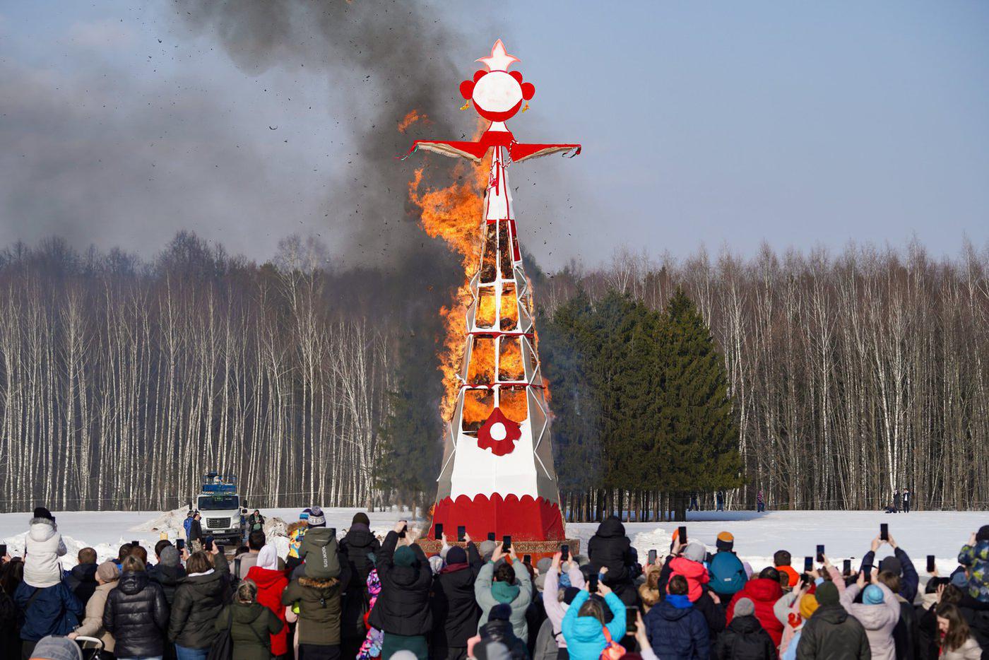 Момент сожжения самого большого чучела в стране посетители музея-заповедника "Горки Ленинские" запечатлели на смартфоны.