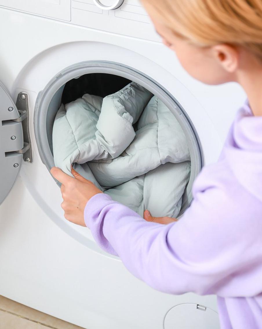 Как правильно стирать пуховик в домашних условиях