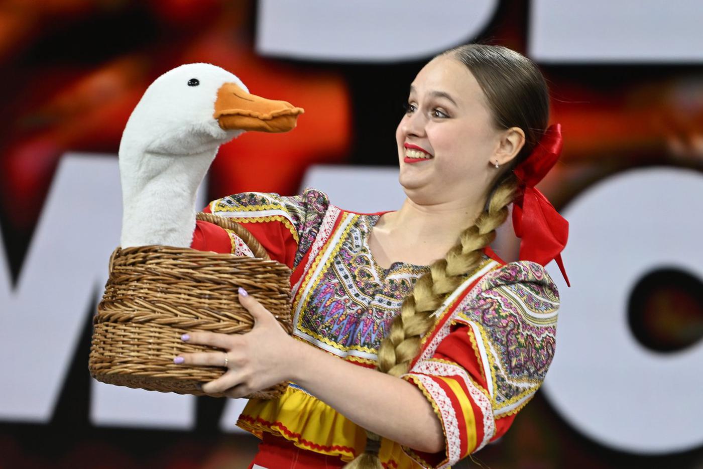 Хочу, чтобы на меня смотрели так же, как на этого гуся. В 75-м павильоне ВДНХ на выставке "Россия" показывали бесплатные театрализованные представления.