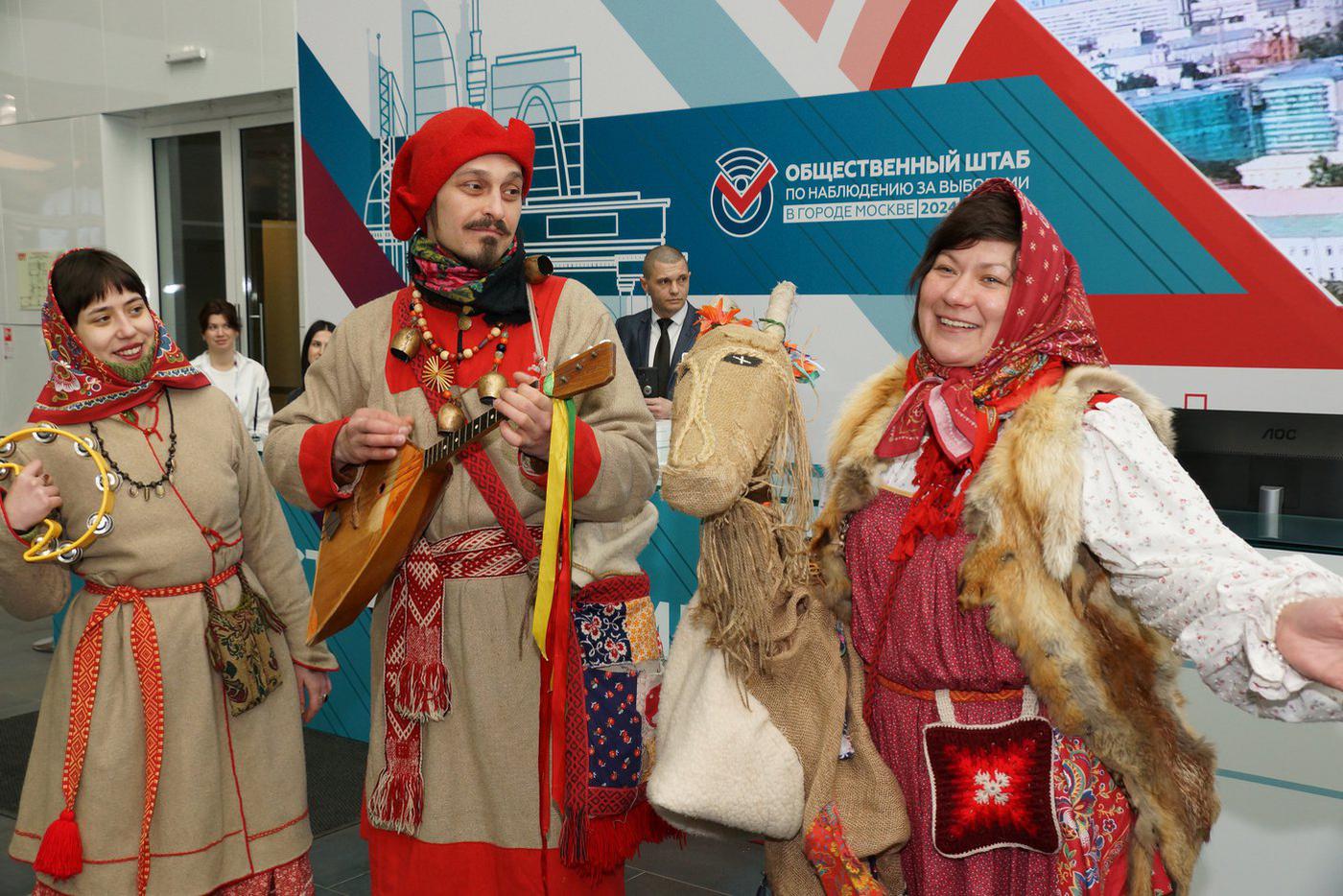 Масленица проникла и в Общественный штаб по наблюдению за выборами в Москве. В последний день голосования наблюдателей и СМИ в фойе развлекали частушками и угощали блинами с мёдом и сметаной.