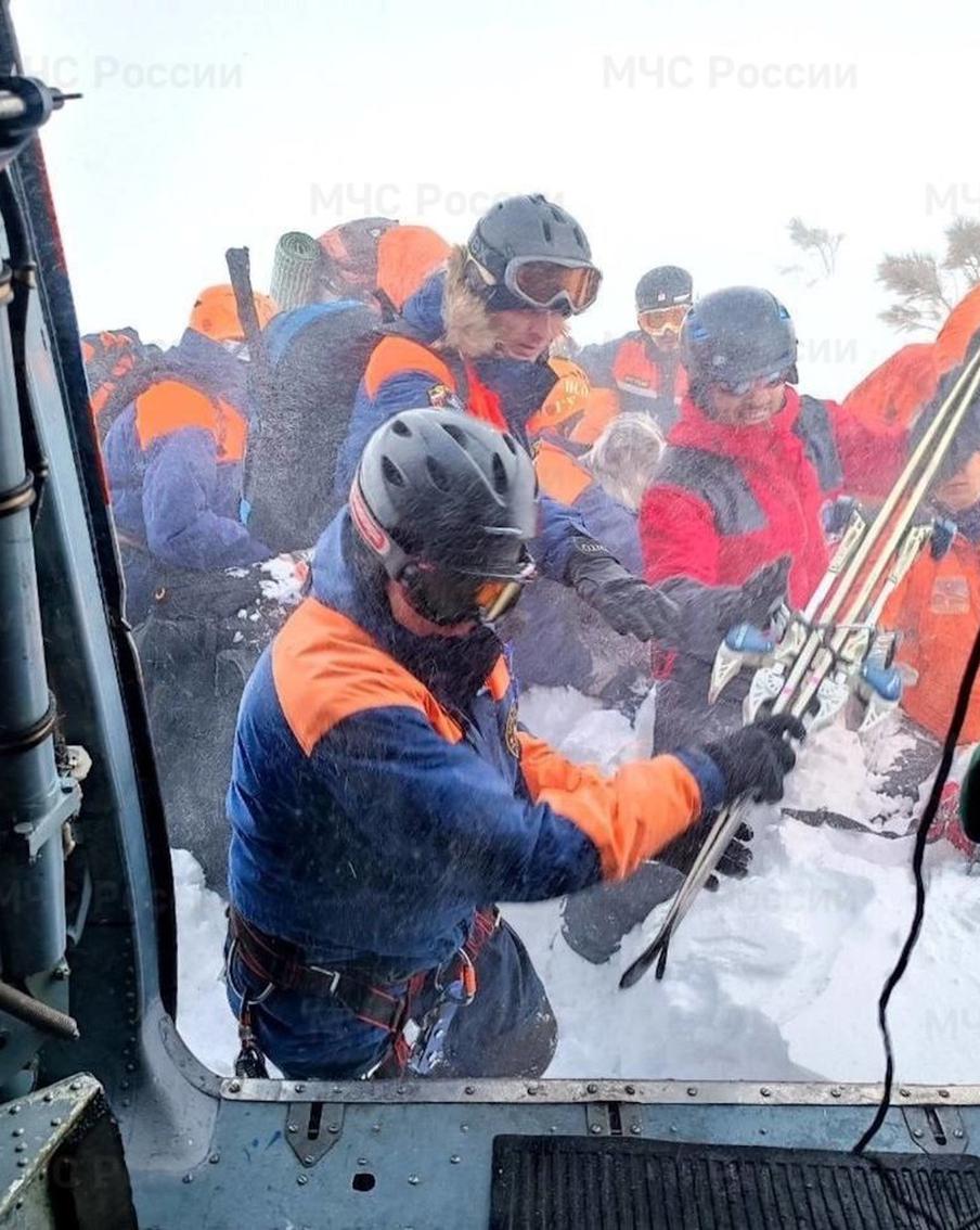 На Камчатке туристы попали под лавину. Что сейчас с ними происходит?