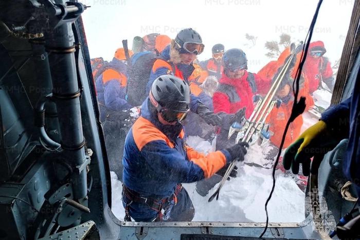 На Камчатке туристы попали под лавину. Что сейчас с ними происходит?