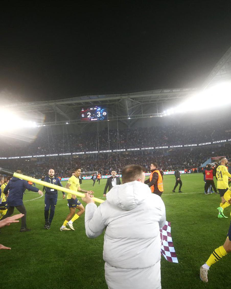 В Турции фанаты напали на игроков прямо на поле: вспоминаем похожие случаи в российском футболе