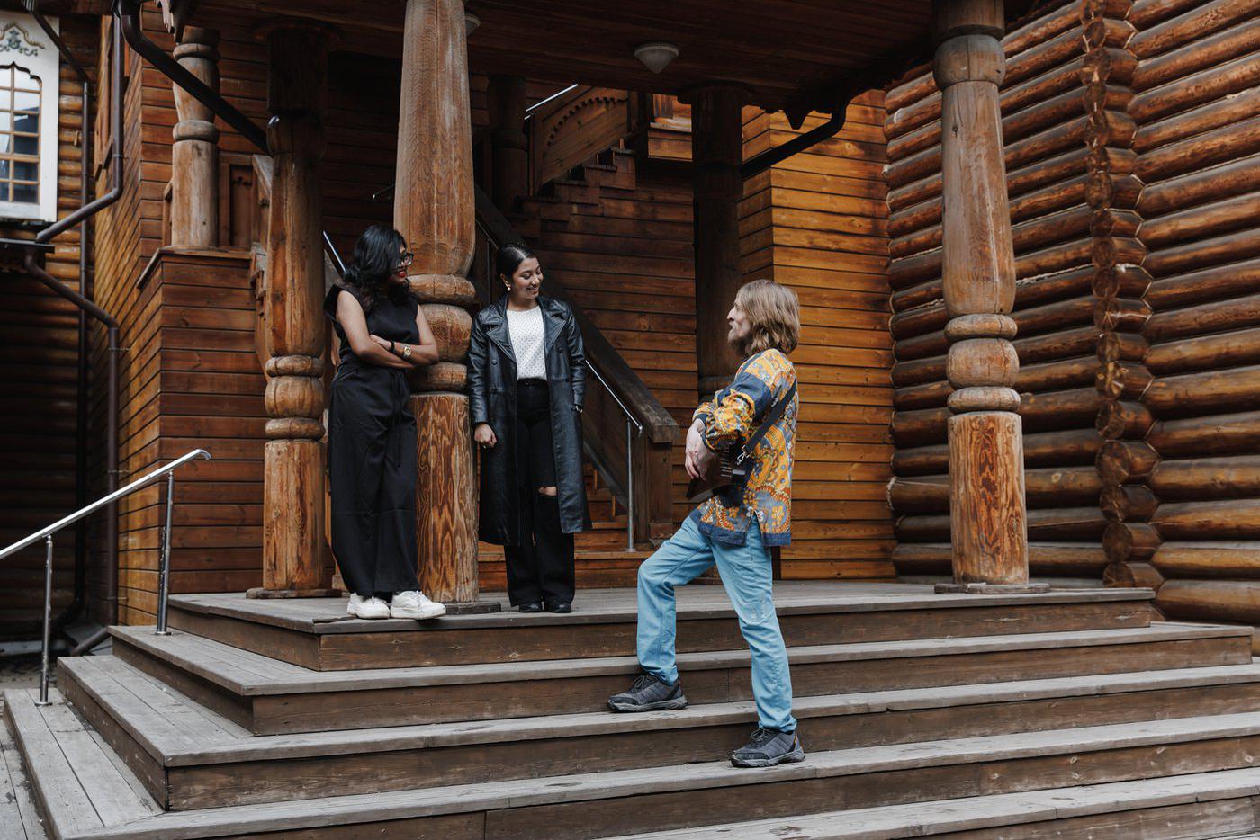 А скоморох с гуслями и вовсе покорил наших девушек!