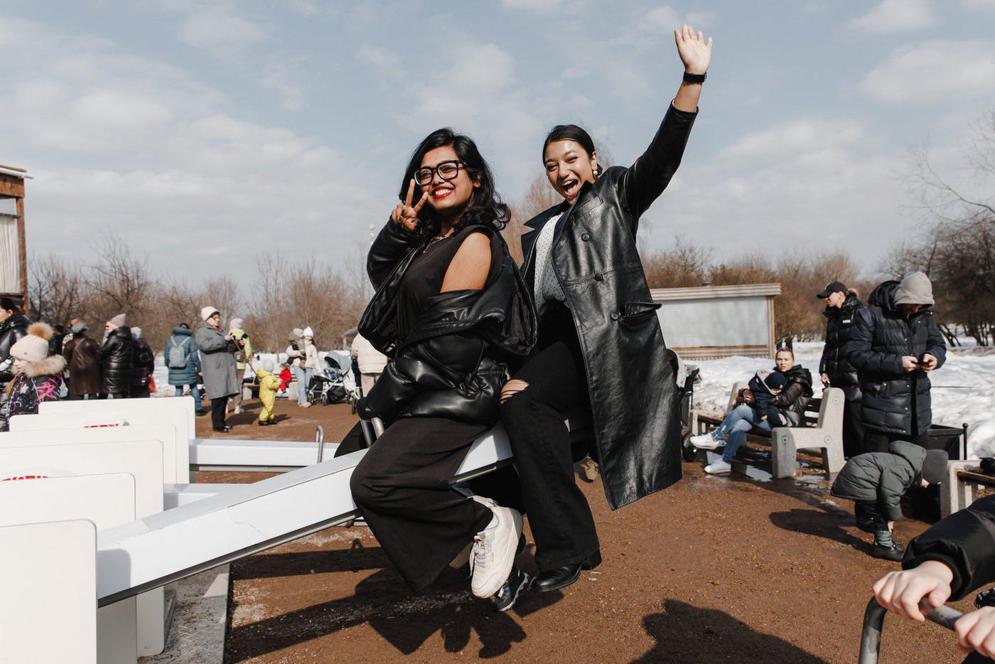 Качели любого взрослого превратят в ребёнка!