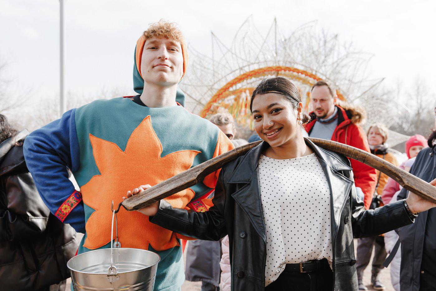 Скоморохи поддерживали девушек в состязании даже больше, чем все остальные!