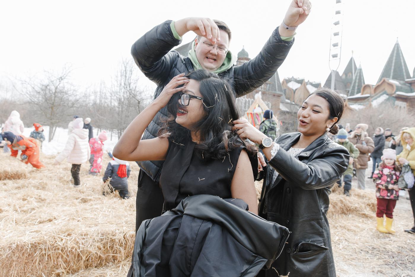 Не бросайтесь сеном, это слишком опасный для ваших волос и одежды трюк!