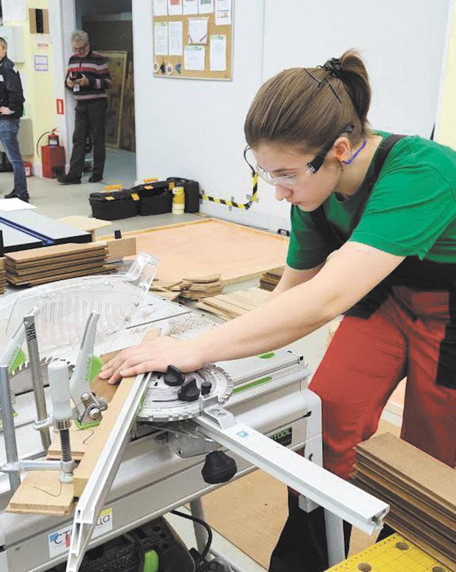 Прекрасный пол во всех смыслах – москвичка стелет паркет лучше мужчин