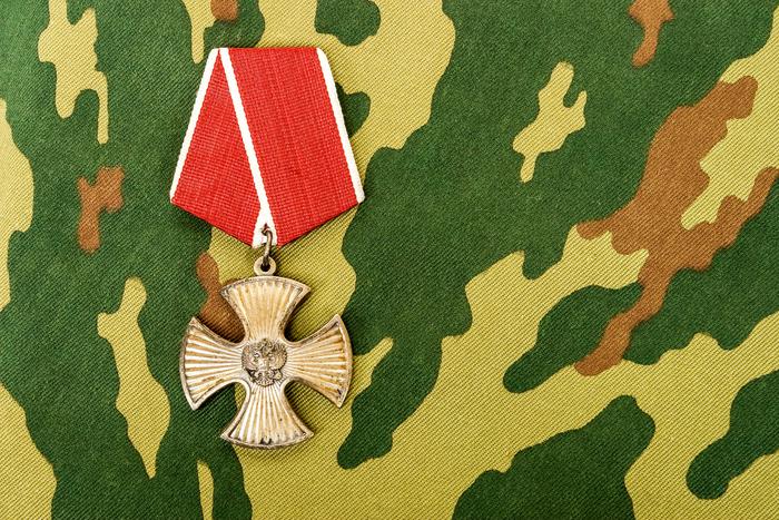 Спасшему Героя РФ из экипажа танка "Алёша" солдату вручили орден Мужества