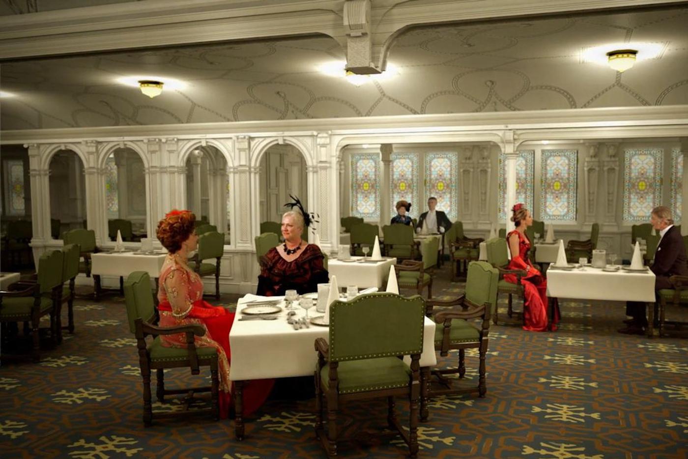 Ресторан для пассажиров 1-го класса.