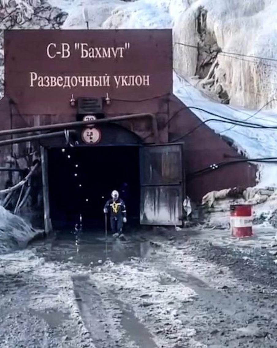 "Сын заступил на смену, а вечером – обвал!": спасатели пытаются добраться до российских шахтёров