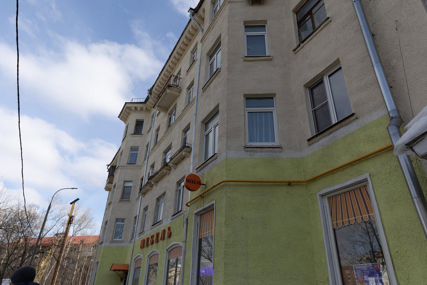 Мебельный магазин тоже "сохранился" с советских времён.