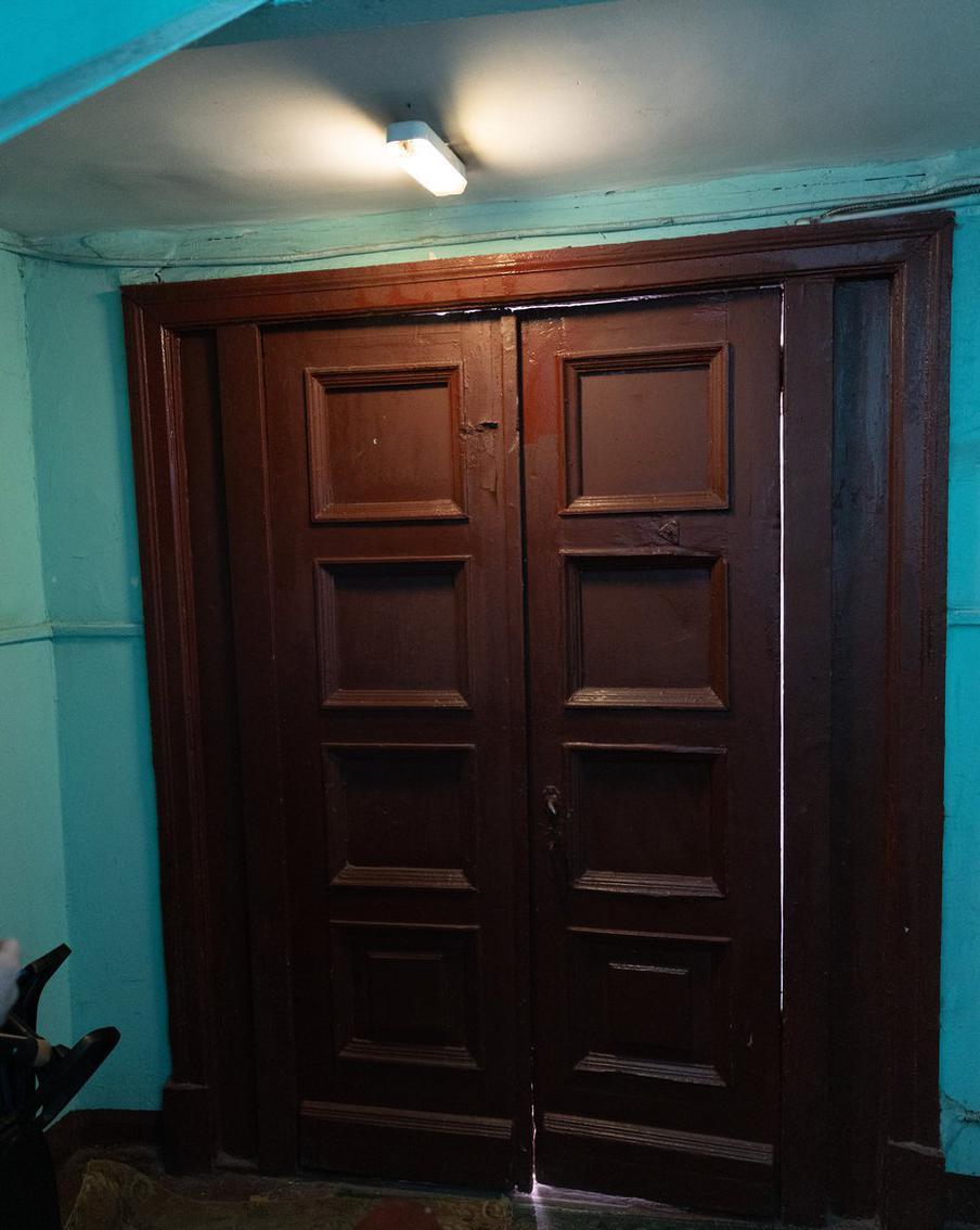 Дубовые двери, ведущие в подъезд, не меняли с момента постройки дома.