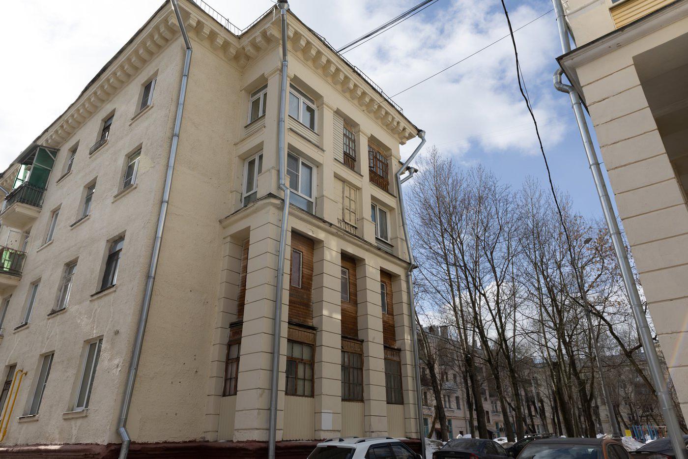 Пространство между колоннами сегодня "захвачено" квартирантами.