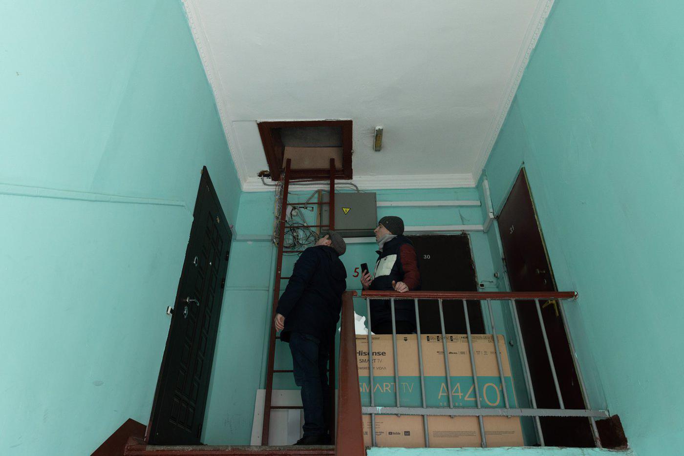 Через такой люк был выход на крышу к ротонде.