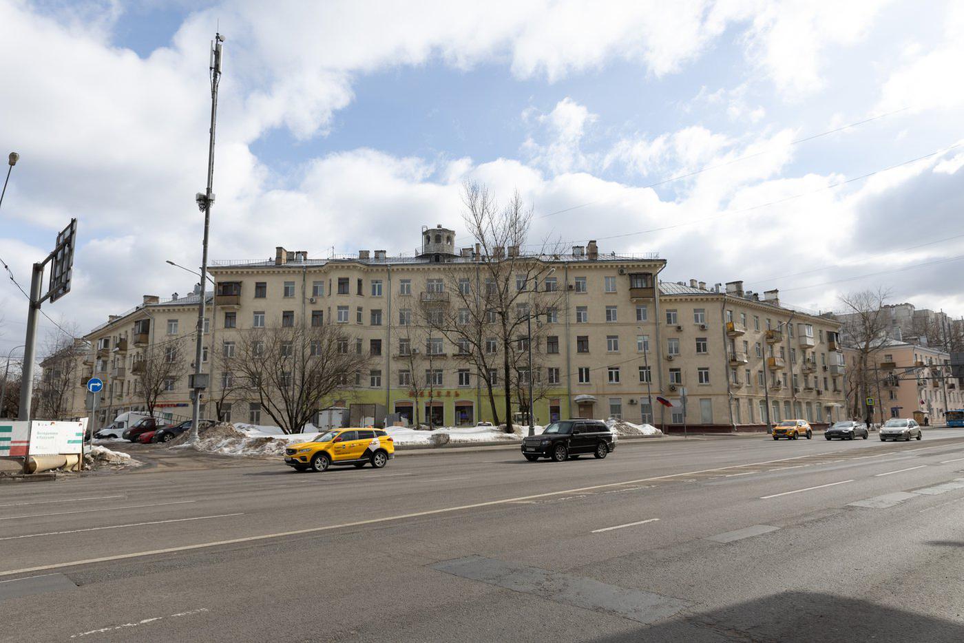 Когда-то перед домом была спокойная двухполосная улица. Сегодня она – часть оживлённой Северо-Западной хорды.