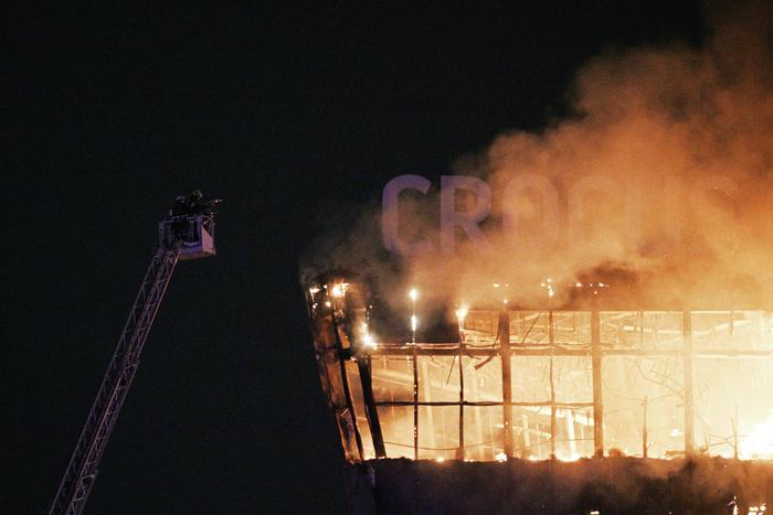 Пожарные остановили огонь в здании "Крокус Сити холла"