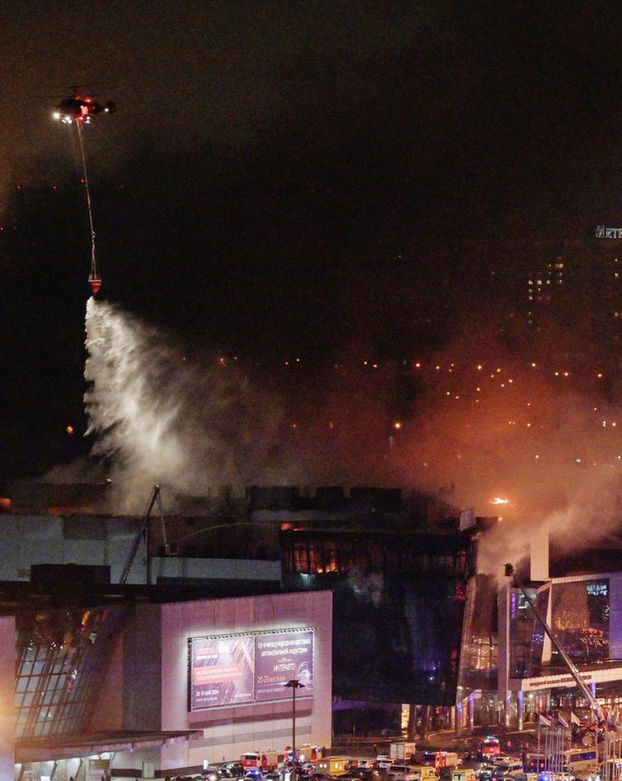 Пожар в "Крокус Сити Холле" в основном ликвидировали, заявил Воробьёв