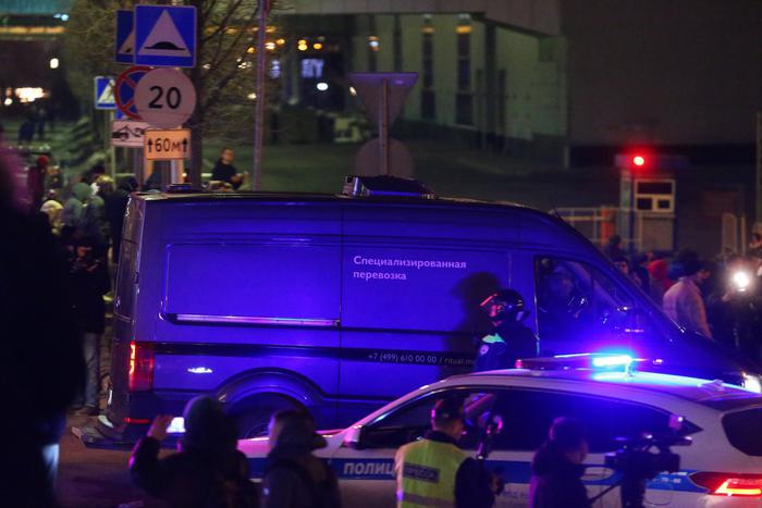 "Ъ" и "РИА" сообщили, как подозреваемые в теракте покинули "Крокус Сити"