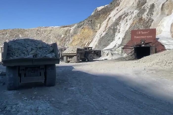 Для помощи шахтёрам в Амурской области прорыли третью шахту, спасательная операция на руднике "Пионер" продолжается