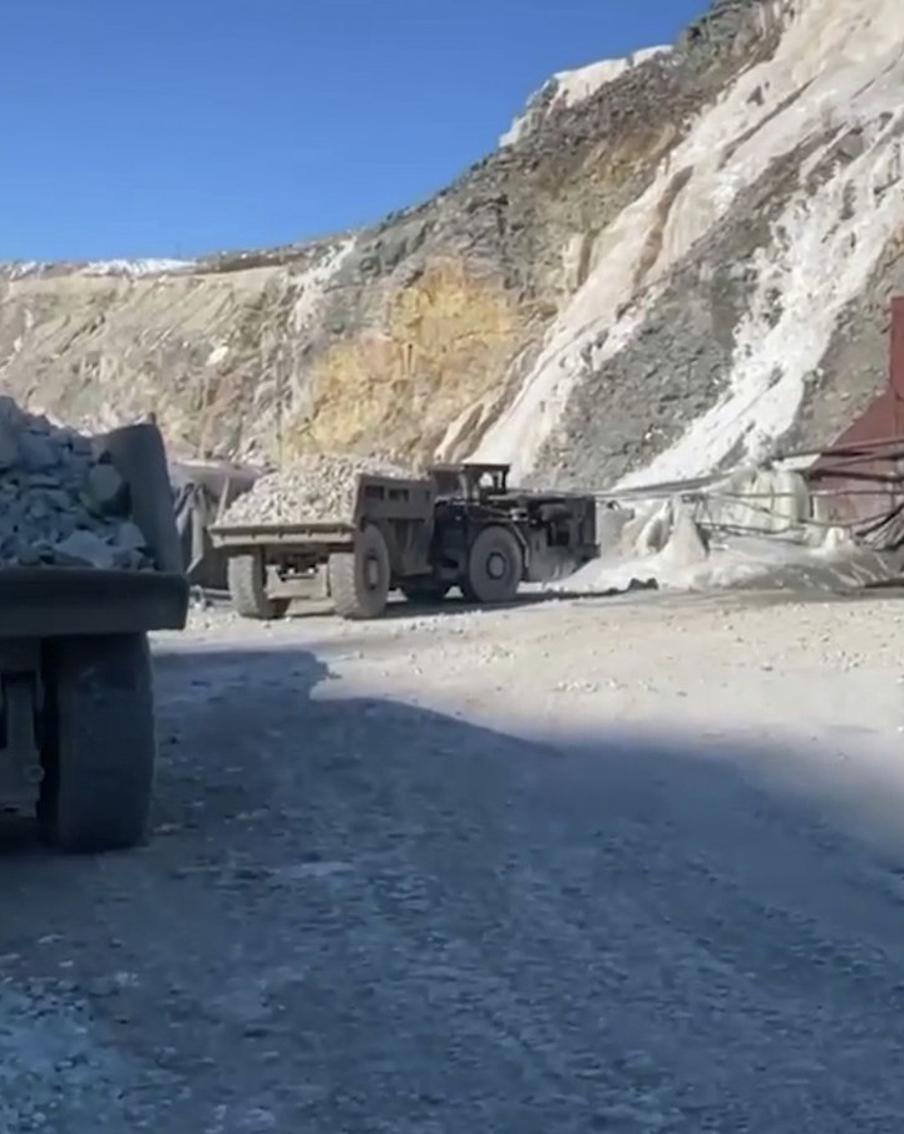 Для помощи шахтёрам в Амурской области прорыли третью шахту, спасательная операция на руднике "Пионер" продолжается