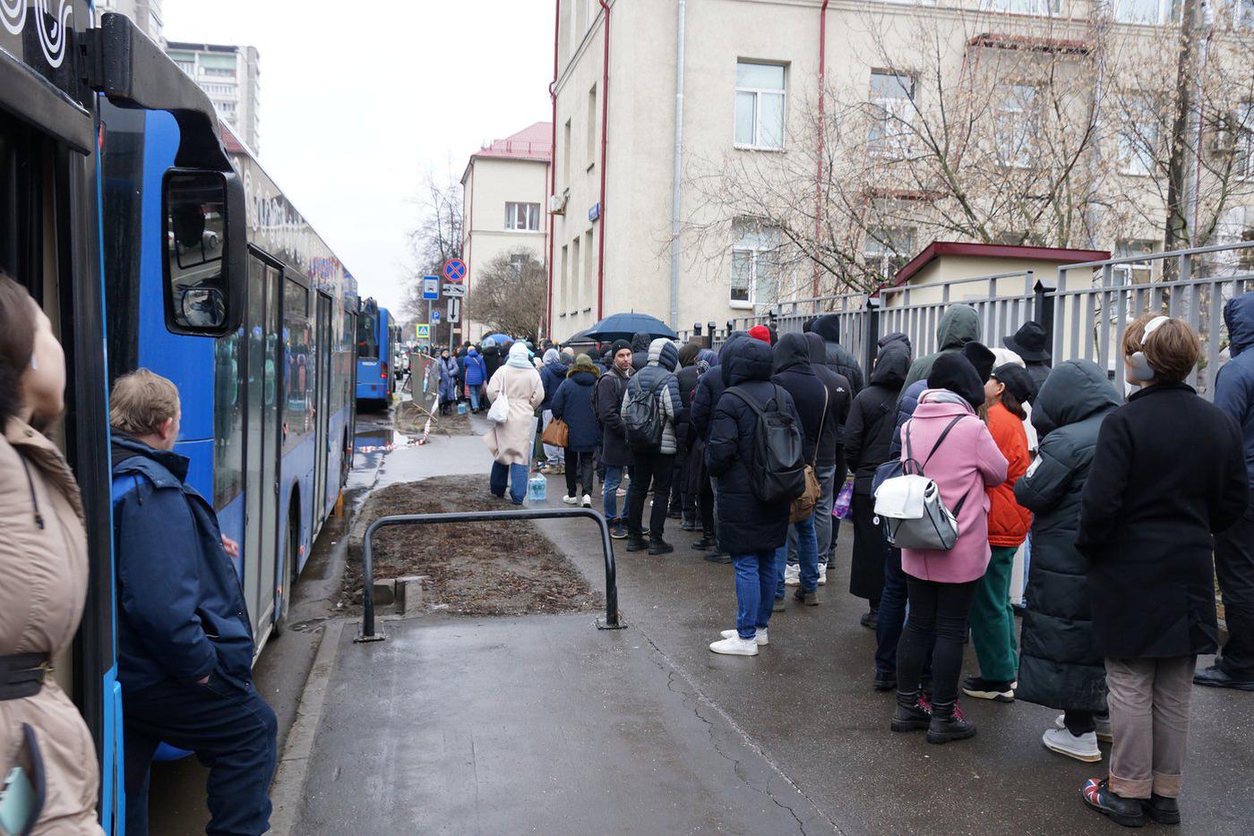 Москвичи в очереди на сдачу крови