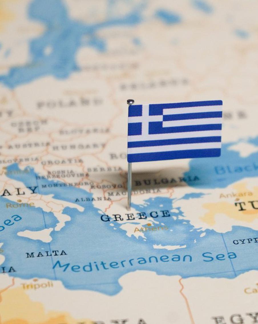 Греческие коммунисты остановили поезд с танками США и написали на них "убийцы"