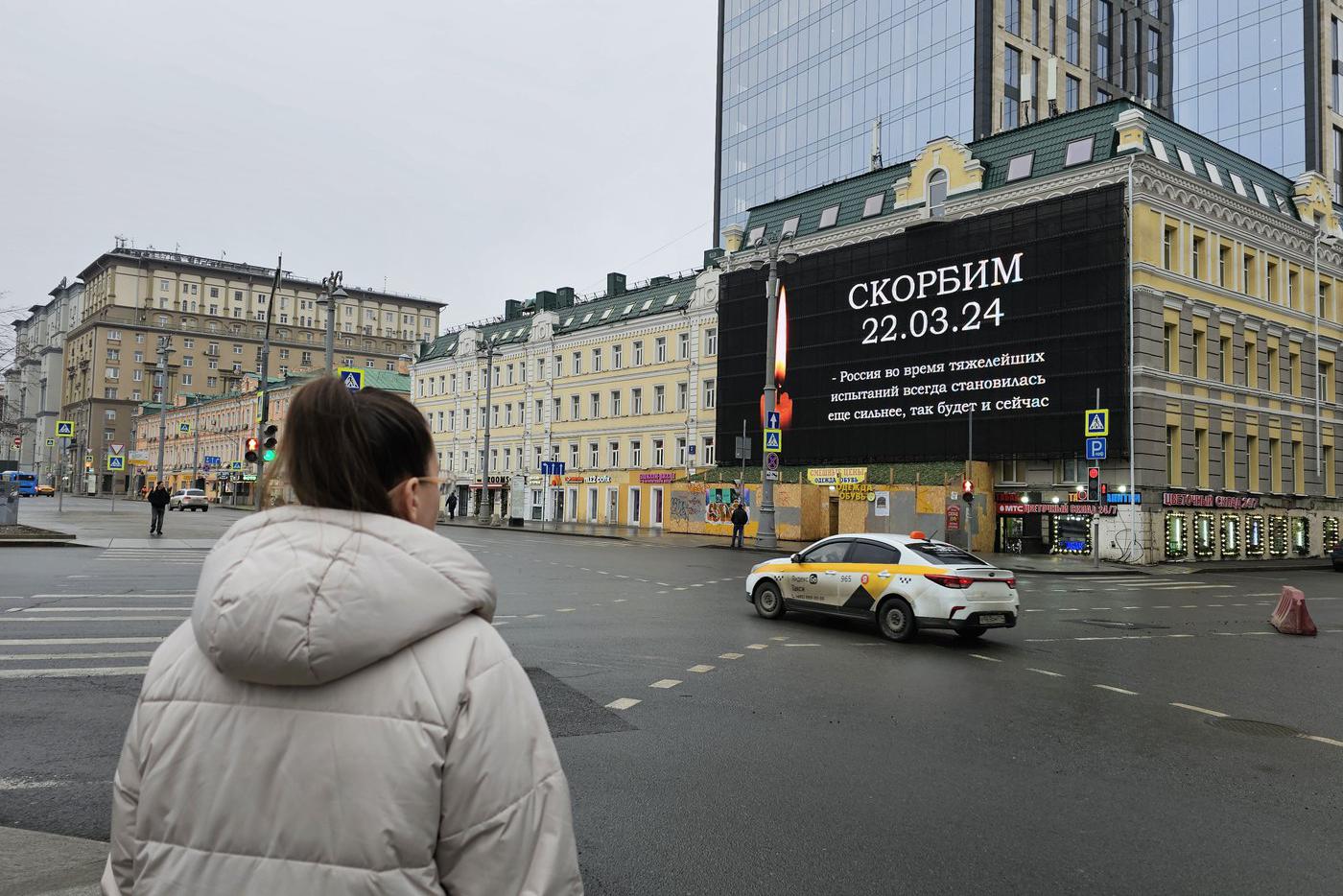 Посольства нескольких стран в Москве приспустили флаги в день траура
