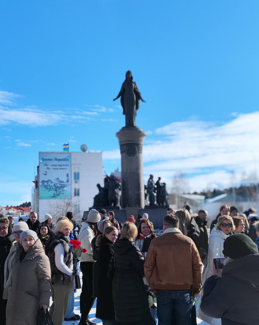 Акция солидарности с жертвами подмосковного теракта в Ханта-Мансийске