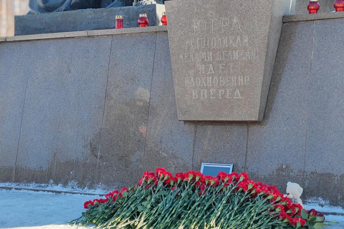 В Ханты-Мансийске прошла акция солидарности с пострадавшими в ходе теракта в "Крокус Сити Холле"