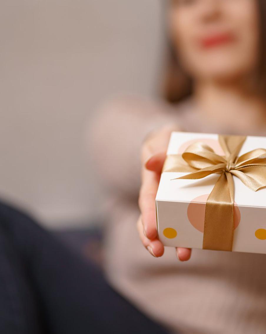 Почему мы любим дарить подарки: всё дело вовсе не в желании бесконтрольного потребления