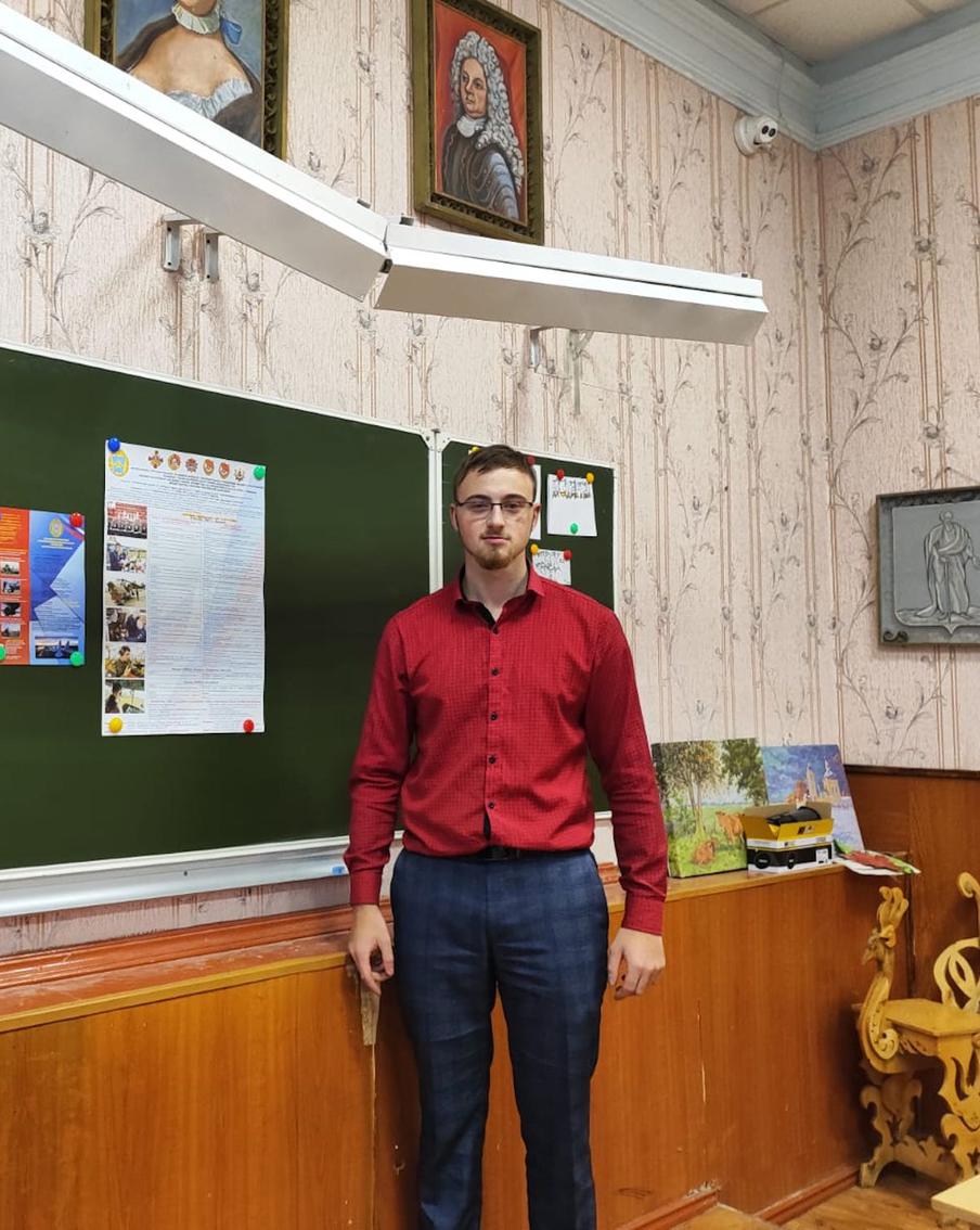 "Бойцу оторвало ступню, кровь хлестала фонтаном – я ему помог": как боец в зоне СВО поменял каску на указку