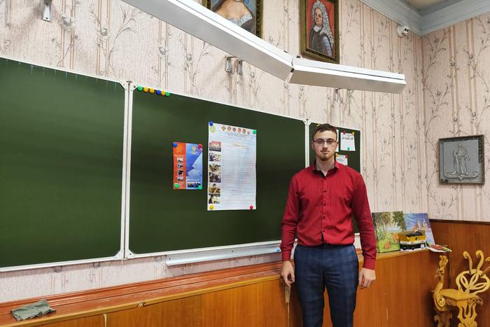 "Бойцу оторвало ступню, кровь хлестала фонтаном – я ему помог": как боец в зоне СВО поменял каску на указку