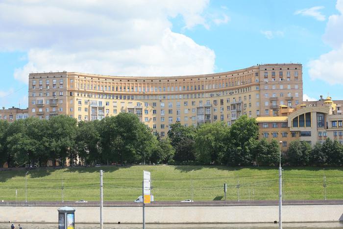 Дом-полукруг полюбился архитекторам и киношникам: новый выпуск рубрики "Живут же люди"