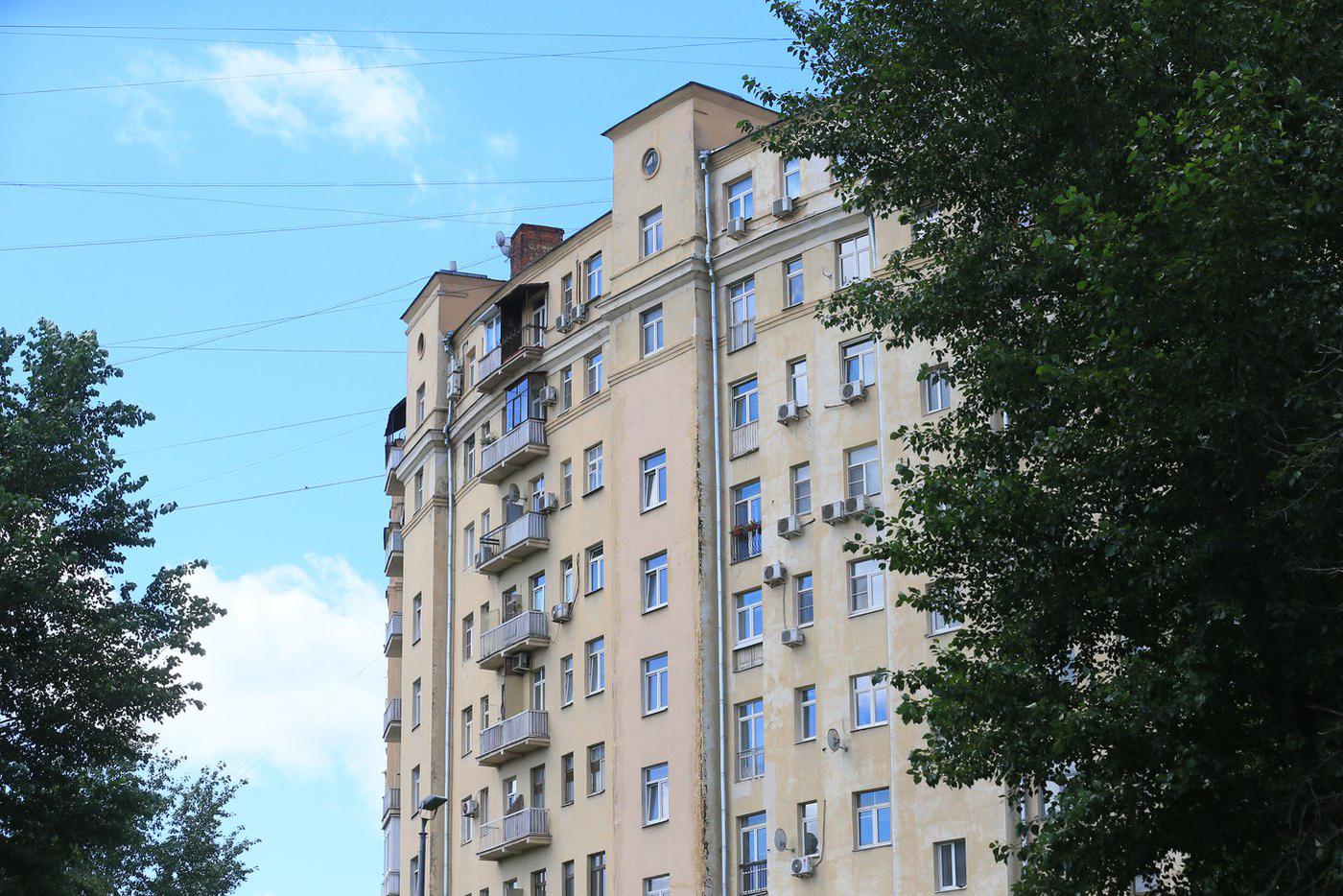 Вид на дом со стороны двора.