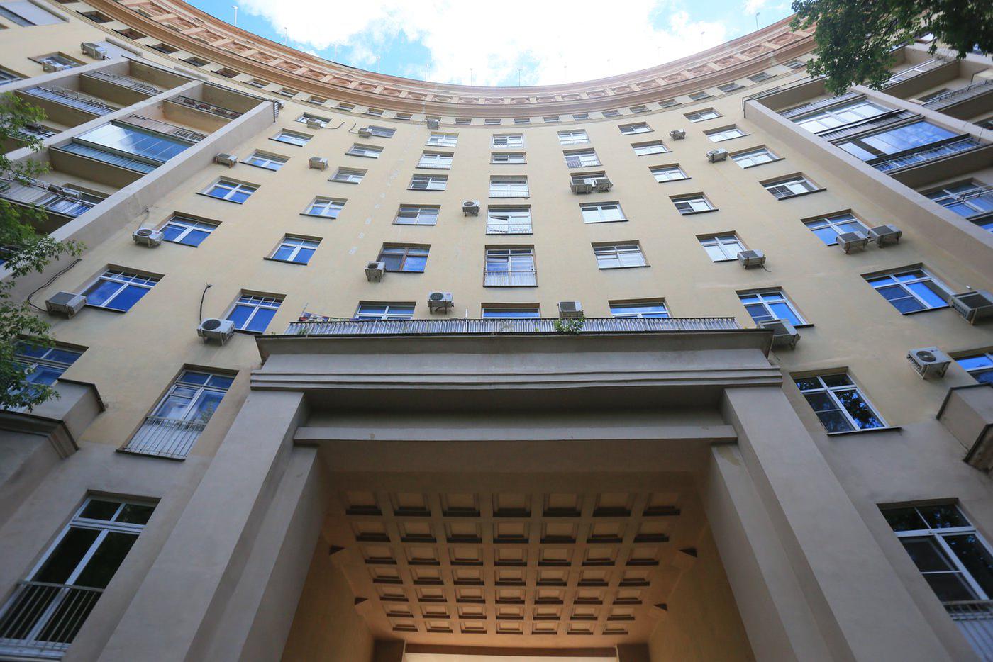 Свод арки оформлен кессонами.