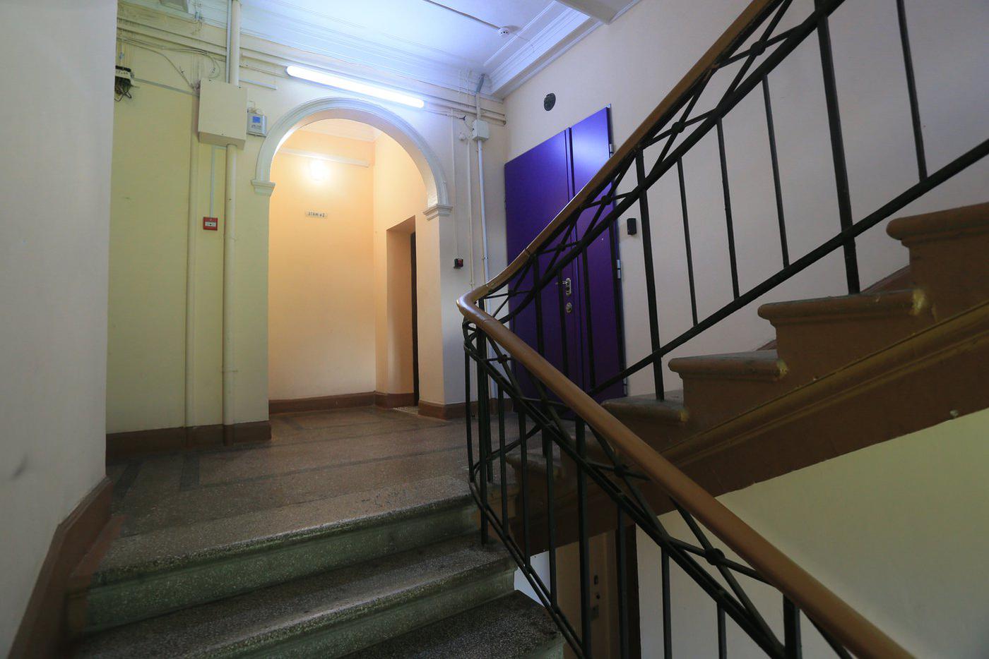 На лестнице второго подъезда.