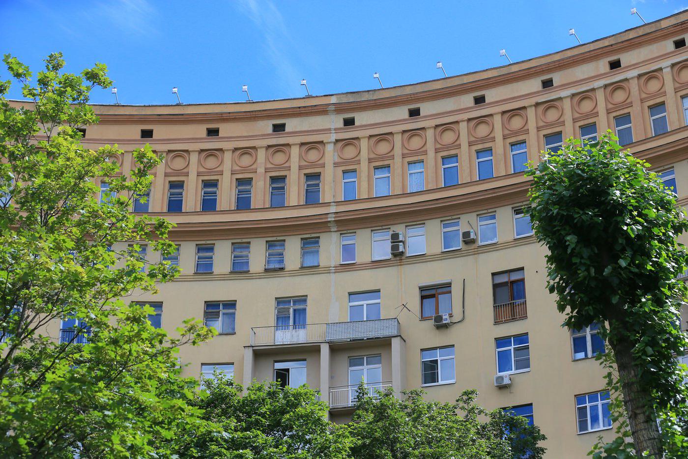 Кондиционеры несколько портят вид на фасад.