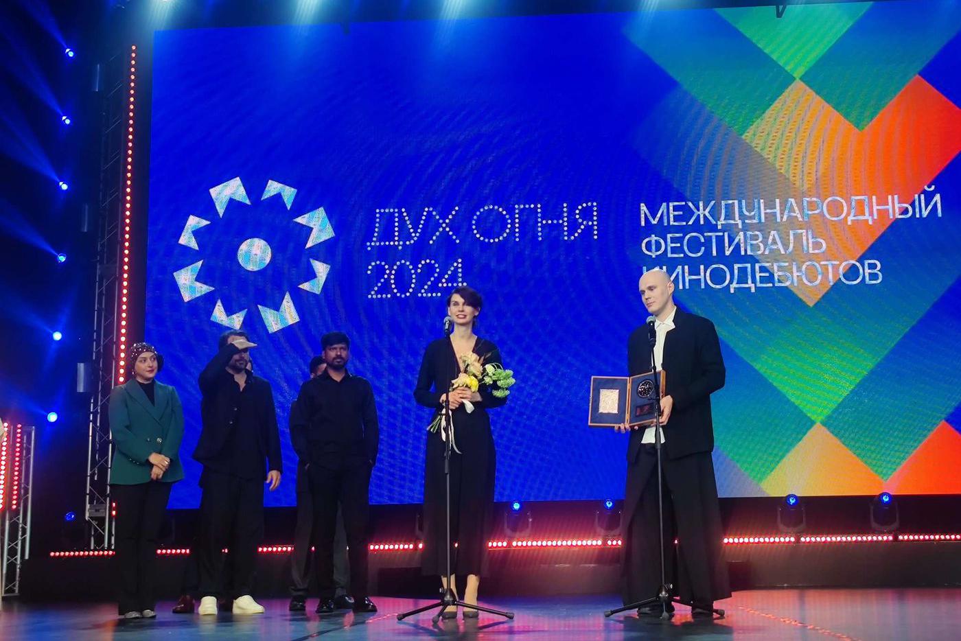 Награду получают режиссёры картины "Угол наклона".