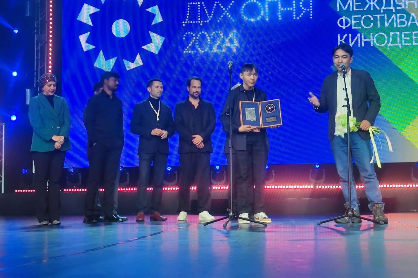 Главный приз получают создатели картины "Бауырына салу".