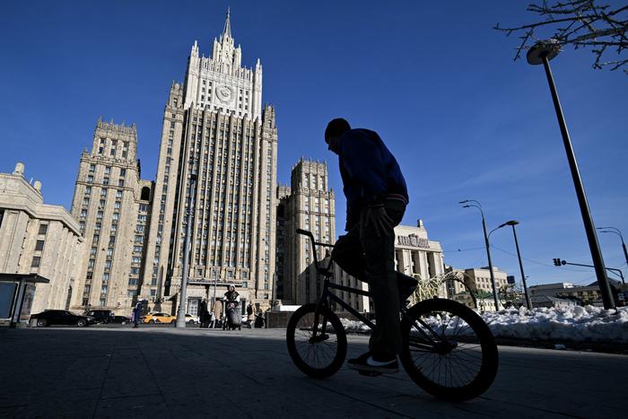 Россиян призвали взвешивать риски при планировании поездок за границу