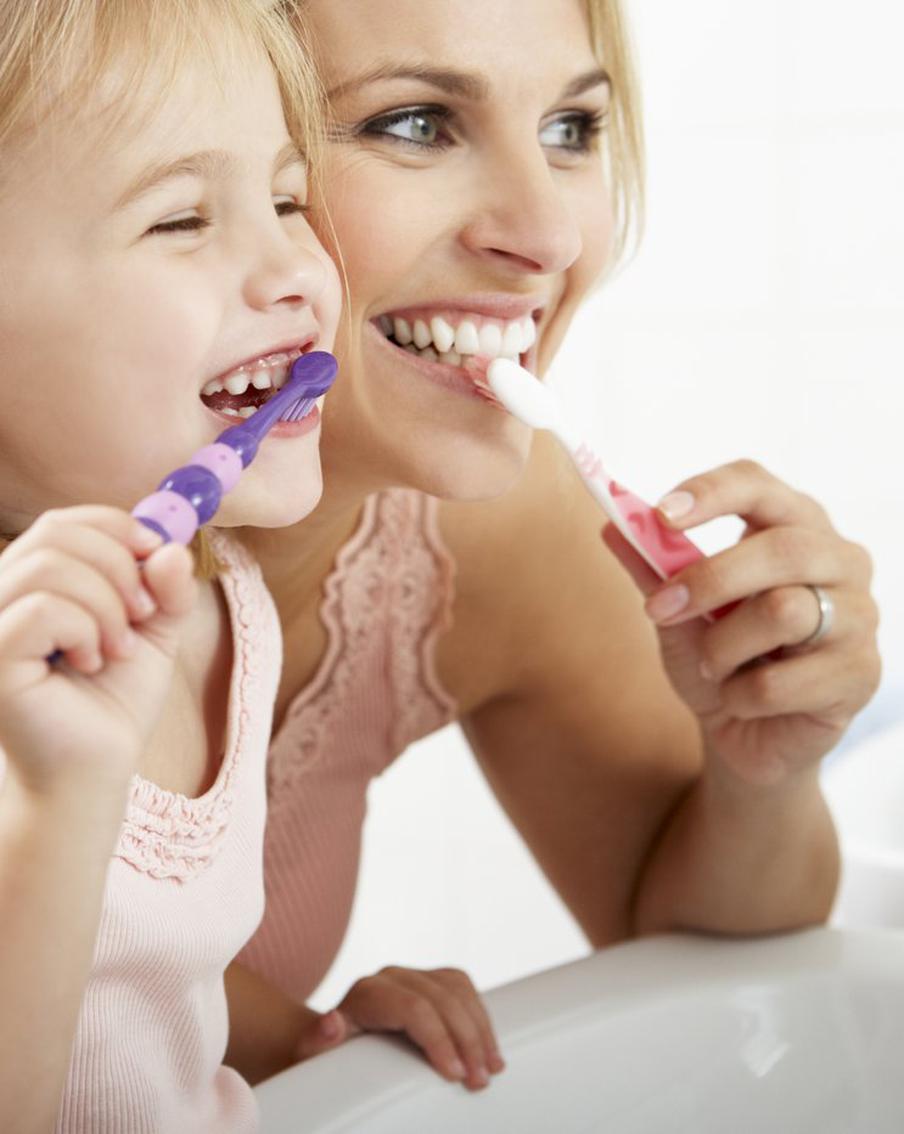 Как правильно чистить зубы ребёнку и какой пастой это нужно делать?